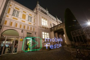 Außenaufnahme der Villa Stuck mit lightpainting Schriftzug "mobile clip festival"